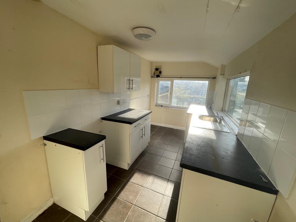 Lot: 47 - THREE-BEDROOM END-TERRACE FOR IMPROVEMENT - Kitchen with fitted units